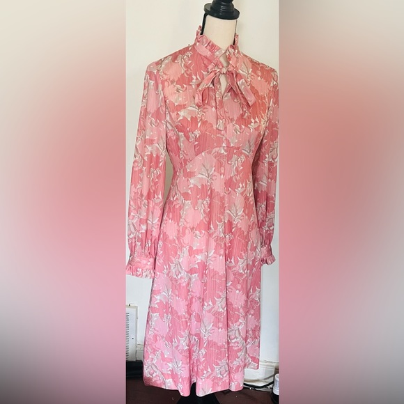 Vintage 1970s Pink Floral Tie Necklace Dress - Picture 5 of 14